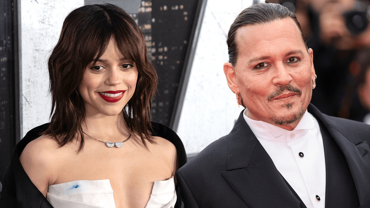 Jenna Ortega vướng tin đồn hẹn hò với nam tài tử Johnny Depp. Jenna Ortega vướng tin đồn hẹn hò với nam tài tử Johnny Depp.
