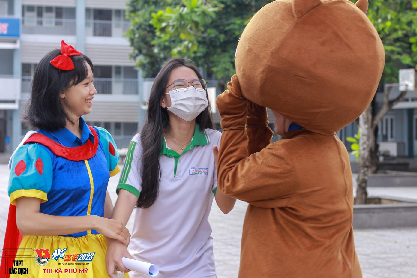 Đội tình nguyện viên hóa thân thành những nhân vật cổ tích khiến teen "ngỡ ngàng ngơ ngác bật ngửa". Ảnh: Đoàn TN THPT Hắc Dịch Đội tình nguyện viên hóa thân thành những nhân vật cổ tích khiến teen "ngỡ ngàng ngơ ngác bật ngửa". Ảnh: Đoàn TN THPT Hắc Dịch