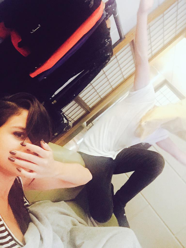 Trở lại năm 2015, Selena đăng tấm hình trên Twitter khẳng định cô và Charlie Puth chỉ là bạn. Trở lại năm 2015, Selena đăng tấm hình trên Twitter khẳng định cô và Charlie Puth chỉ là bạn.