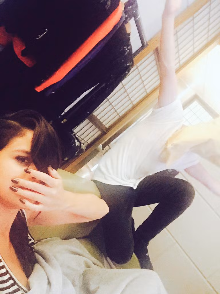 Trở lại năm 2015, Selena đăng tấm hình trên Twitter khẳng định cô và Charlie Puth chỉ là bạn.