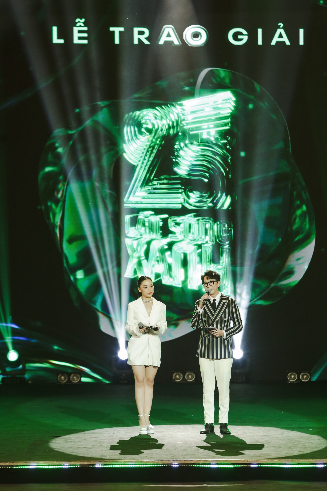 Minh Xù và Tuyền Tăng là MC trong đêm trao giải.