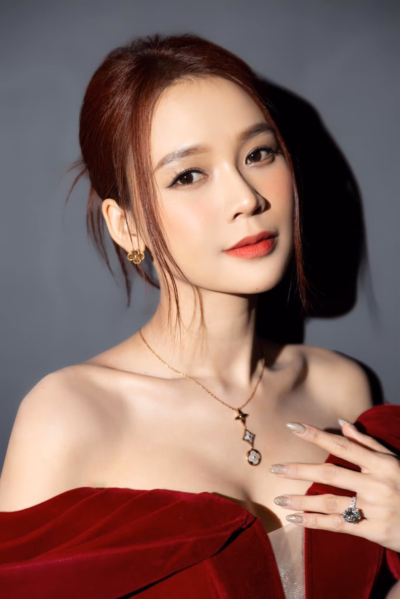 Nhan sắc nổi bật của Sam luôn nhận được nhiều lời khen từ khán giả.