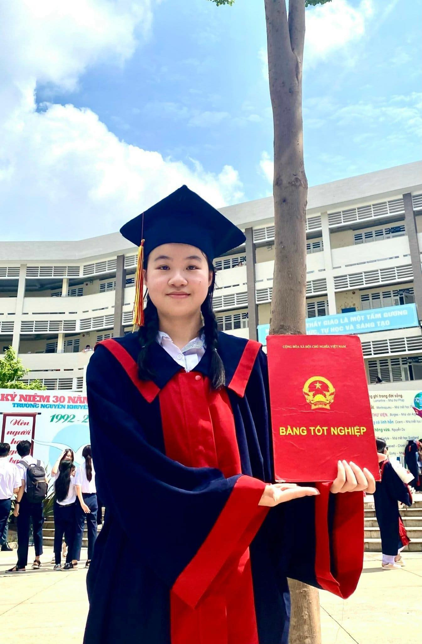 Bí quyết ôn tập của Nguyệt Hằng là cần tập trung, cố gắng giải thật nhiều đề thi của những năm trước. Ảnh: Đoàn trường THPT Đơn Phương. Bí quyết ôn tập của Nguyệt Hằng là cần tập trung, cố gắng giải thật nhiều đề thi của những năm trước. Ảnh: Đoàn trường THPT Đơn Phương.