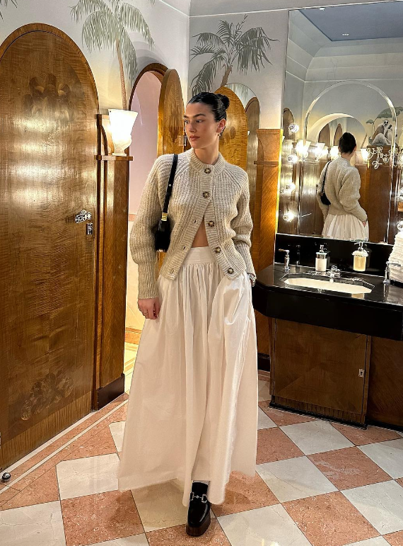 Phối váy midi với áo Cardigan, kết hợp cùng giày Tây và túi kẹp nách cùng màu giúp diện mạo của cô nàng mang hơi hướng thanh lịch, cổ điển. Phối váy midi với áo Cardigan, kết hợp cùng giày Tây và túi kẹp nách cùng màu giúp diện mạo của cô nàng mang hơi hướng thanh lịch, cổ điển.