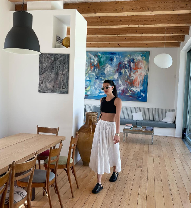 Trong một bản phối khác với chân váy dài, Brooke lựa chọn áo tank-top, kính râm, sandal cùng màu mang lại cảm giác casual, trendy hơn bao giờ hết. Trong một bản phối khác với chân váy dài, Brooke lựa chọn áo tank-top, kính râm, sandal cùng màu mang lại cảm giác casual, trendy hơn bao giờ hết.