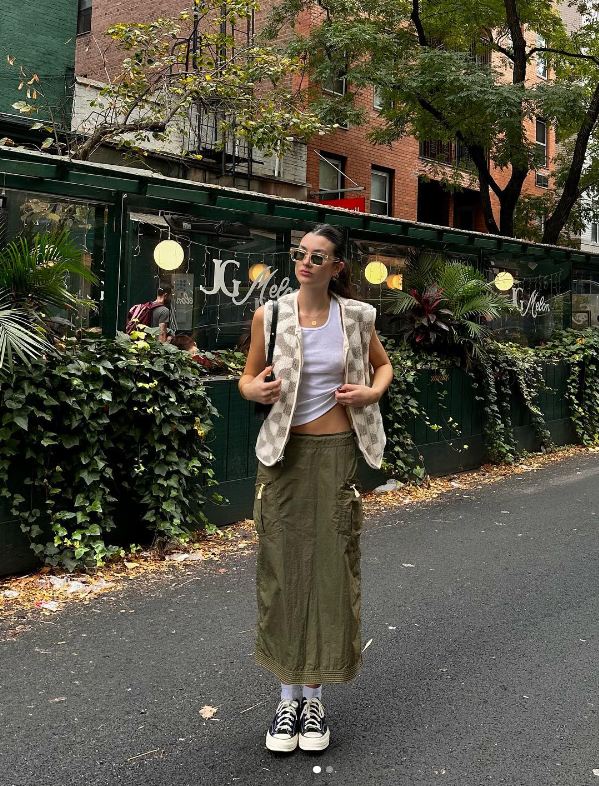 Một tạo hình cực nghệ của bạn gái Charlie Puth với váy cargo. Một tạo hình cực nghệ của bạn gái Charlie Puth với váy cargo.