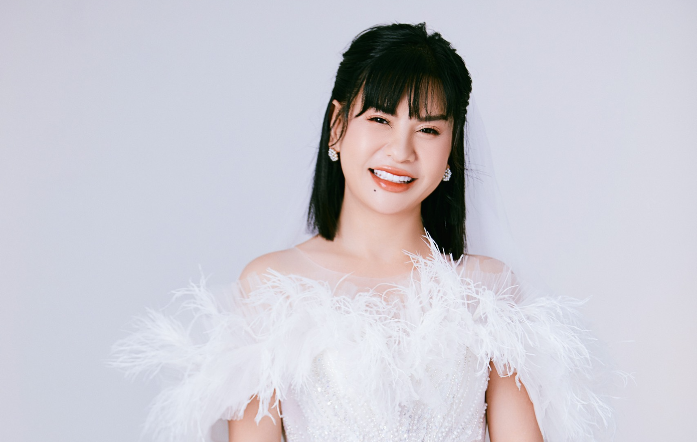 Nữ diễn viên đang trong mối quan hệ tìm hiểu với một Việt kiều. Nữ diễn viên đang trong mối quan hệ tìm hiểu với một Việt kiều.