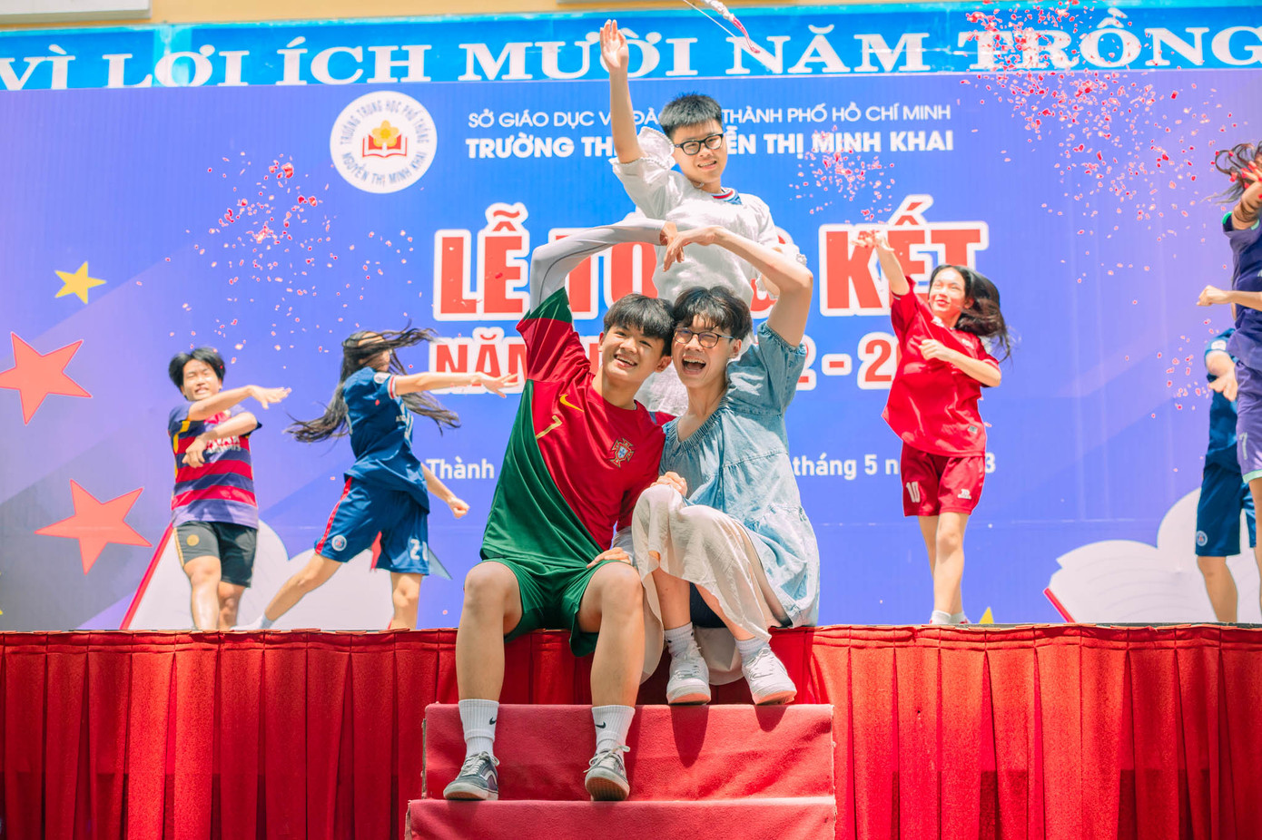 "Màn trình diễn cuối cùng tại trường, chúng em muốn mang đến những gì phá cách và nhí nhố nhất như chính cá tính của lớp. Mong rằng thời gian tới, các bạn sẽ luôn thành công và hạnh phúc dù ở bất kỳ phương trời nào", Lâm Vĩnh Hồng (nam, áo xanh) tâm sự. "Màn trình diễn cuối cùng tại trường, chúng em muốn mang đến những gì phá cách và nhí nhố nhất như chính cá tính của lớp. Mong rằng thời gian tới, các bạn sẽ luôn thành công và hạnh phúc dù ở bất kỳ phương trời nào", Lâm Vĩnh Hồng (nam, áo xanh) tâm sự.