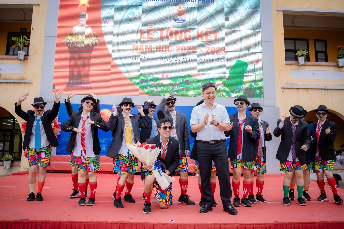 Các thầy cô đã thổi một luồng gió mới, một hình ảnh tích cực mới về giáo viên. - Nguồn: Đoàn trường THPT Thái Phiên Hải Phòng Các thầy cô đã thổi một luồng gió mới, một hình ảnh tích cực mới về giáo viên. - Nguồn: Đoàn trường THPT Thái Phiên Hải Phòng