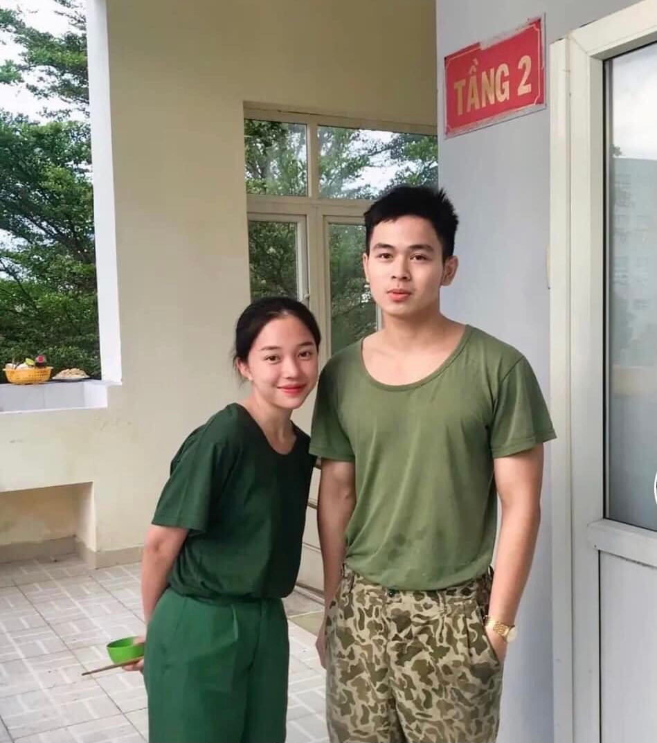 Dù xuất hiện không được lung linh như ảnh "sống ảo" nhưng vẻ ngoài ngọt ngào, đáng yêu của cô nàng nhận về rất nhiều lời khen. Dù xuất hiện không được lung linh như ảnh "sống ảo" nhưng vẻ ngoài ngọt ngào, đáng yêu của cô nàng nhận về rất nhiều lời khen.