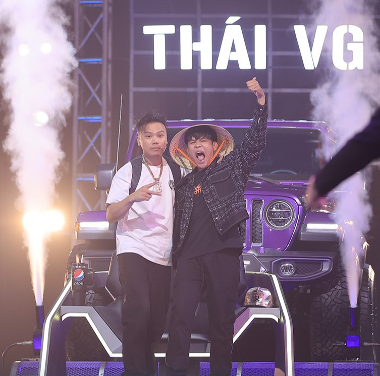 Long Nón Lá về đội Thái VG sau những tranh luận "căng não" từ các vị trí "ghế nóng". Long Nón Lá về đội Thái VG sau những tranh luận "căng não" từ các vị trí "ghế nóng".