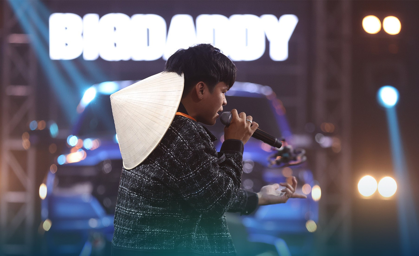 Long Nón Lá gây ấn tượng khi sử dụng chất liệu mang âm hưởng dân gian. Long Nón Lá gây ấn tượng khi sử dụng chất liệu mang âm hưởng dân gian.