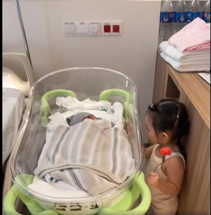 Cô bé tự chuẩn bị một ca khúc tiếng Anh dành tặng em trai. Cô bé tự chuẩn bị một ca khúc tiếng Anh dành tặng em trai.