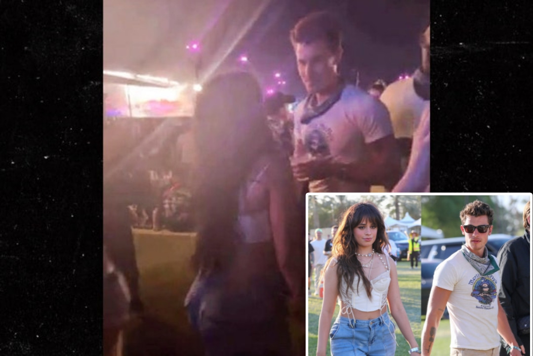 Người qua đường bắt gặp cả hai rất vui vẻ khi ở cùng nhau.