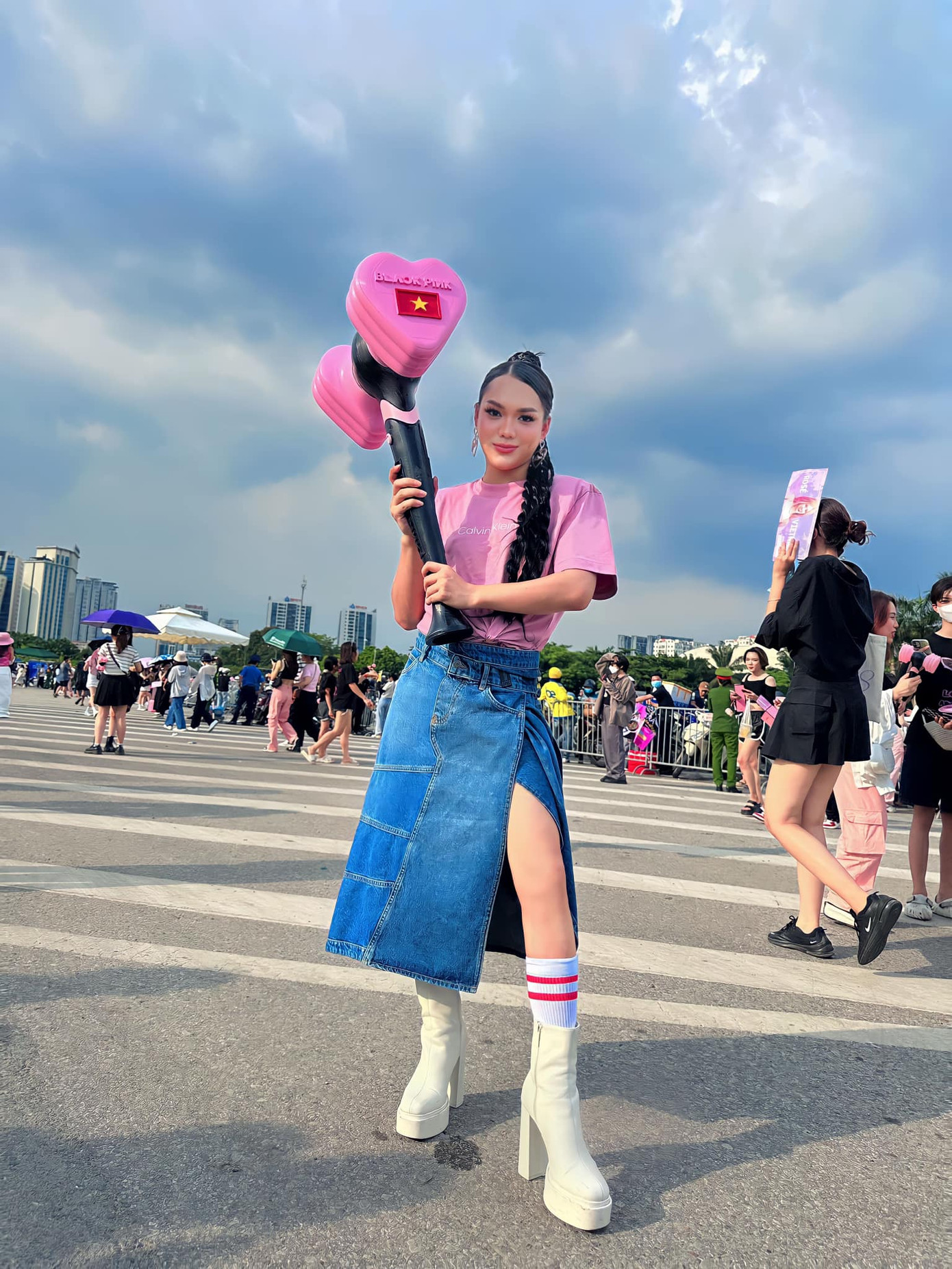 Phạm Thoại, nam TikToker với hơn 100 triệu tim xuất hiện ấn tượng với &quot;búa hồng&quot; khổng lồ.