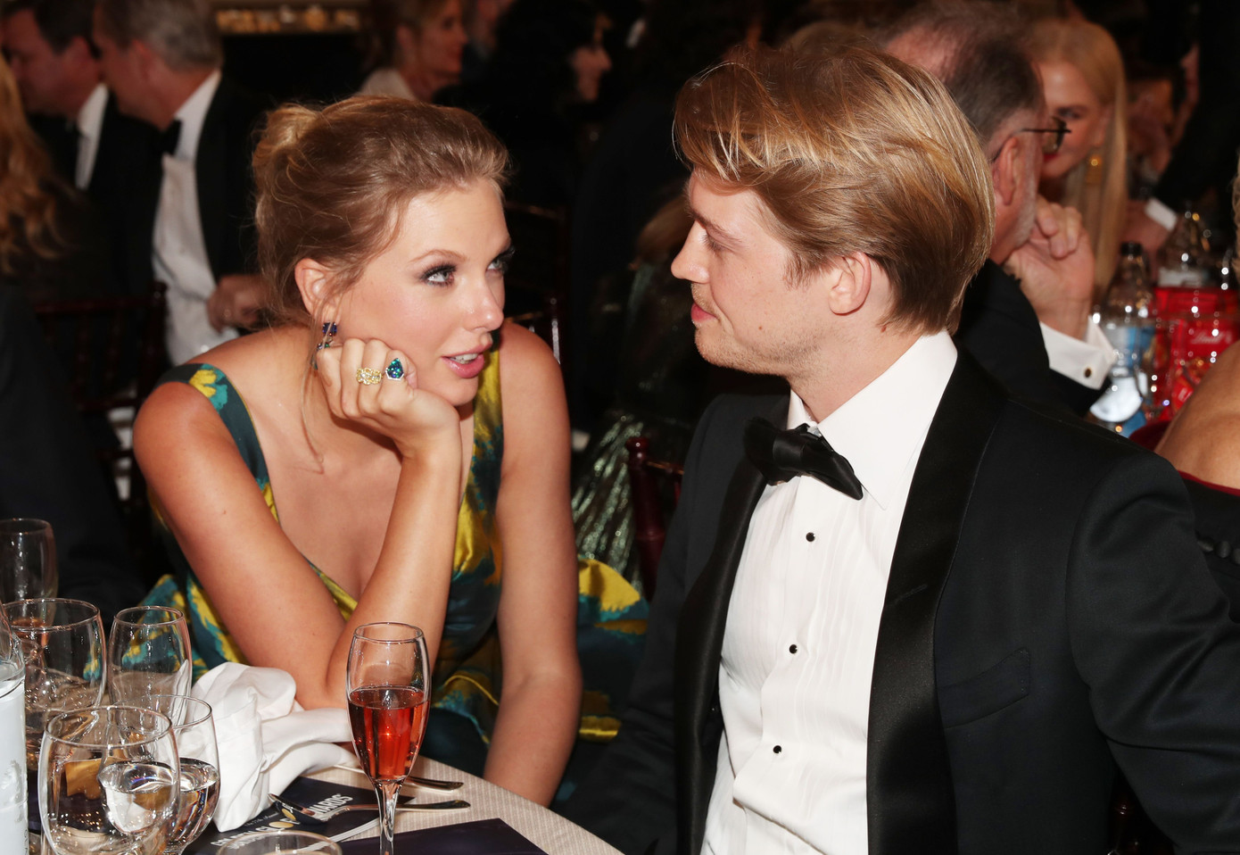 Taylor Swift có mối quan hệ 6 năm với Joe Alwyn.