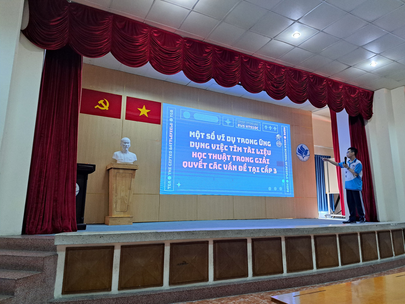 Diễn giả Gia Bảo chia sẻ về cách ứng dụng tìm tài liệu học thuật trong việc giải quyết vấn đề NCKH. Nguồn: NVCC Diễn giả Gia Bảo chia sẻ về cách ứng dụng tìm tài liệu học thuật trong việc giải quyết vấn đề NCKH. Nguồn: NVCC