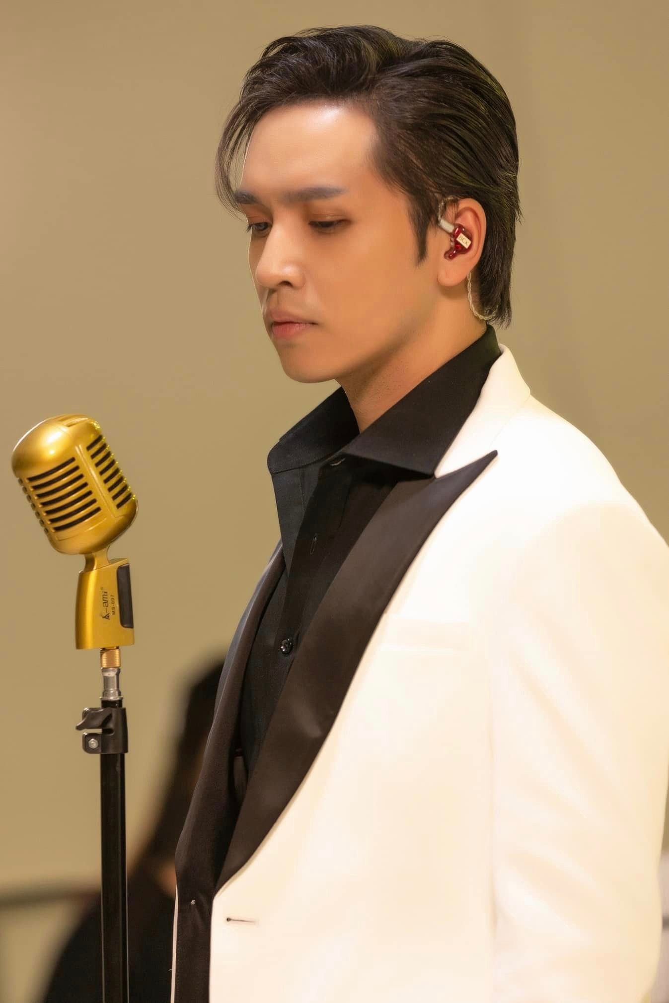 Bạch Công Khanh có nhiều sự thay đổi về nhan sắc lẫn phong cách thời trang. Bạch Công Khanh có nhiều sự thay đổi về nhan sắc lẫn phong cách thời trang.