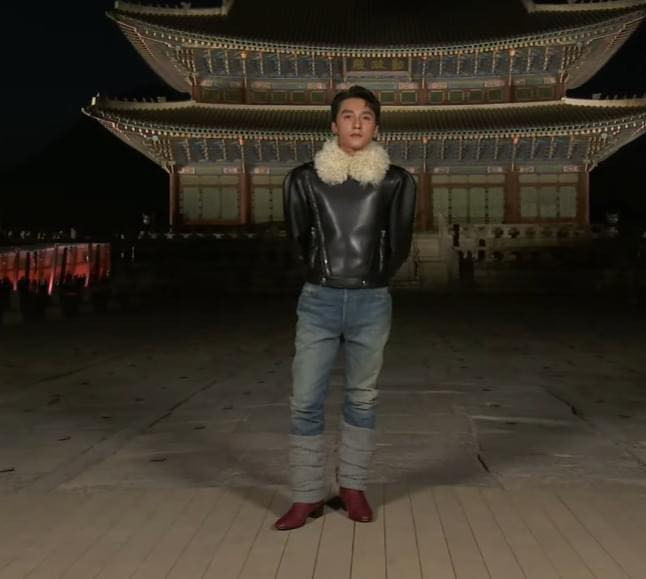 Chiếc quần nhăn nhúm vô tình tố cáo chiều cao có hạn của nam ca sĩ. Chiếc quần nhăn nhúm vô tình tố cáo chiều cao có hạn của nam ca sĩ.