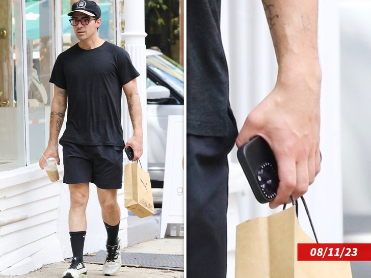 Joe Jonas xuất hiện với ngón tay không đeo nhẫn. Joe Jonas xuất hiện với ngón tay không đeo nhẫn.