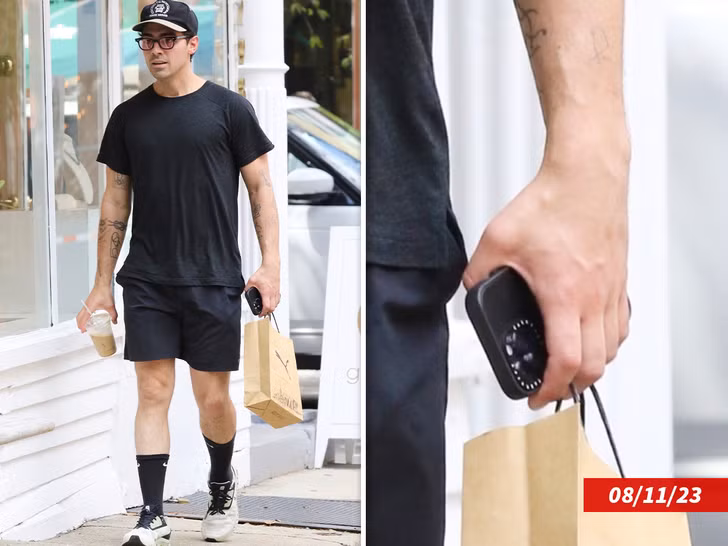 Joe Jonas xuất hiện với ngón tay không đeo nhẫn.