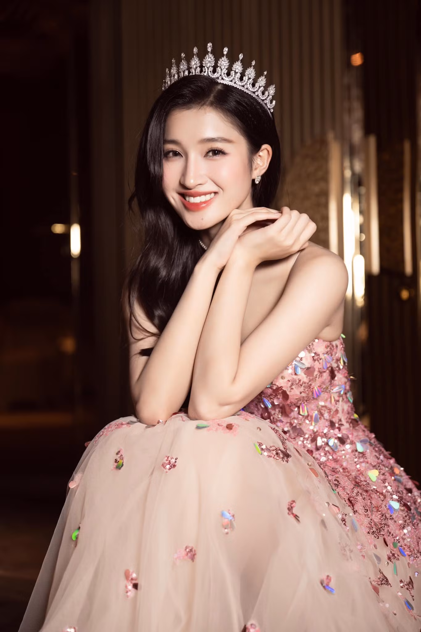 Á hậu Phương Nhi hiện đã bảo lưu kết quả học tập để chuẩn bị cho Hoa hậu Quốc tế 2023.