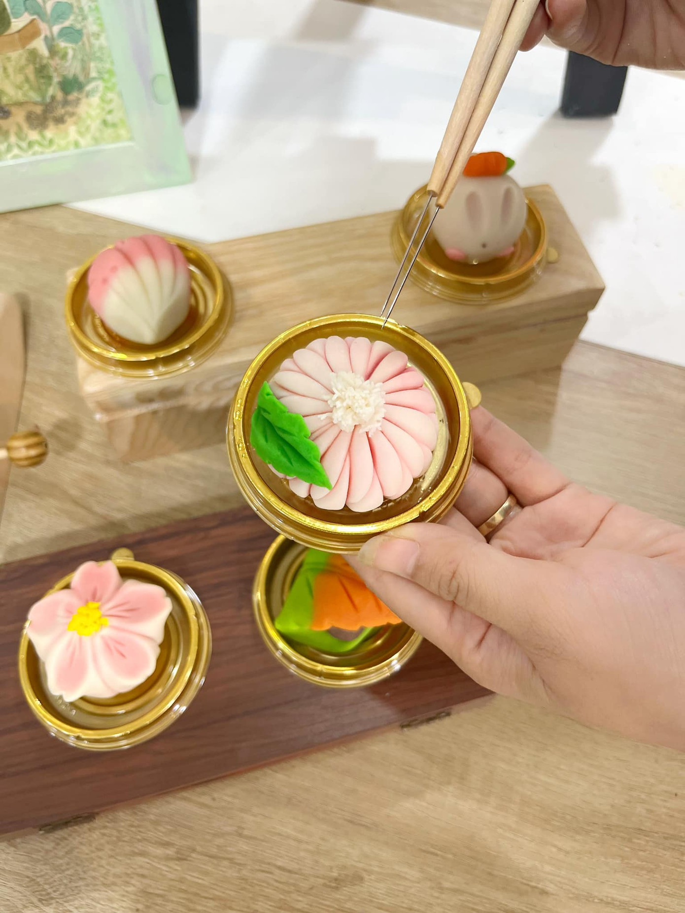 Ai cũng có thể tạo nên chiếc bánh Wagashi “xinh xắn” và dễ thương như này. Ảnh: Bon Bakery Ai cũng có thể tạo nên chiếc bánh Wagashi “xinh xắn” và dễ thương như này. Ảnh: Bon Bakery