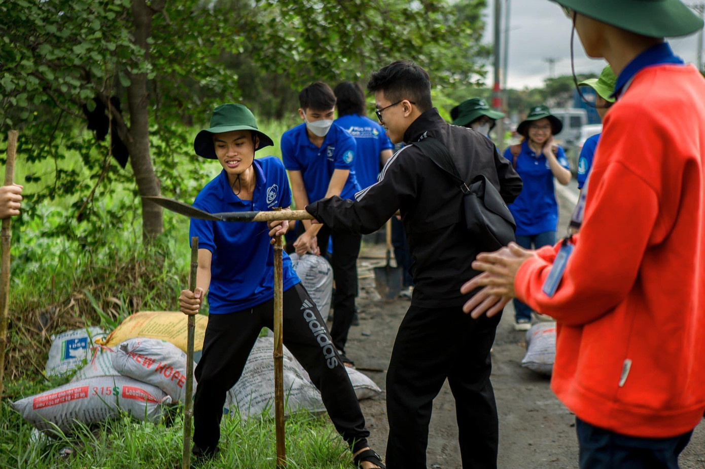 Các bạn trẻ hưởng ứng trồng mới cây xanh, cải tạo cảnh quan thành phố Thủ Đức.