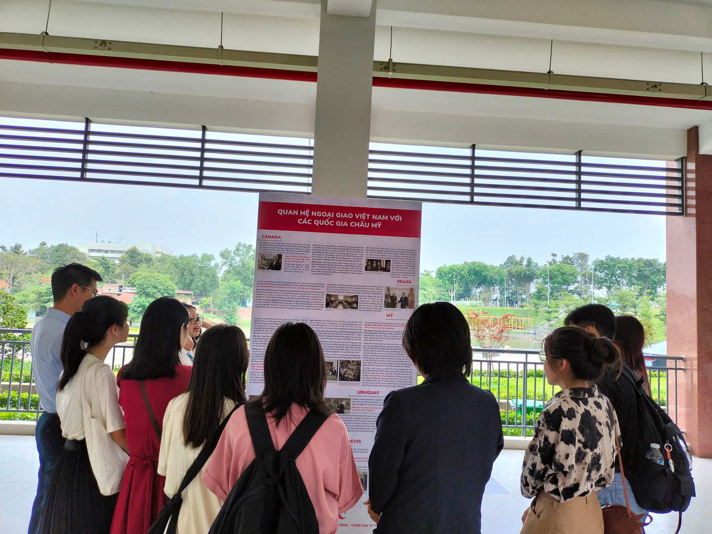 Các bạn sinh viên chăm chú lắng nghe thuyết minh về những mẩu chuyện xoay quanh quan hệ hợp tác quốc tế.