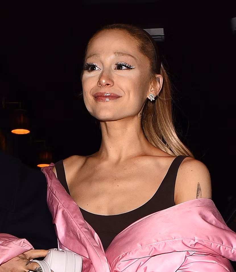 Ariana Grande khiến fan lo lắng vì cơ thể quá gầy gò thời gian gần đây.
