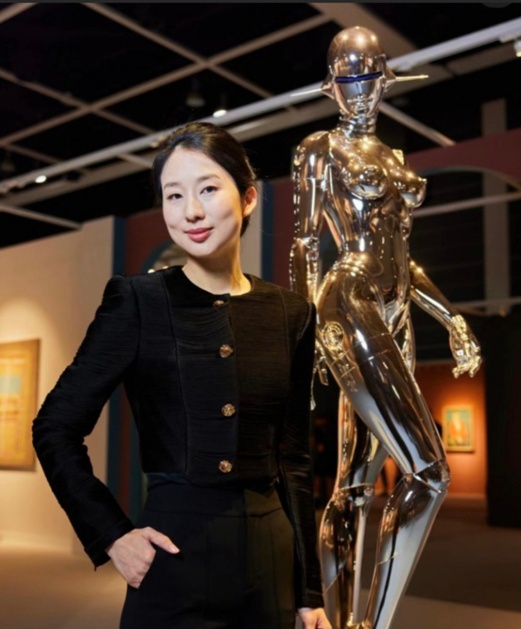 Sở dĩ Trần Lương Linh trở thành đấu giá viên là vì muốn giúp đồ sứ được bán ra với giá trị cao hơn. Nguồn: Douyin Sở dĩ Trần Lương Linh trở thành đấu giá viên là vì muốn giúp đồ sứ được bán ra với giá trị cao hơn. Nguồn: Douyin