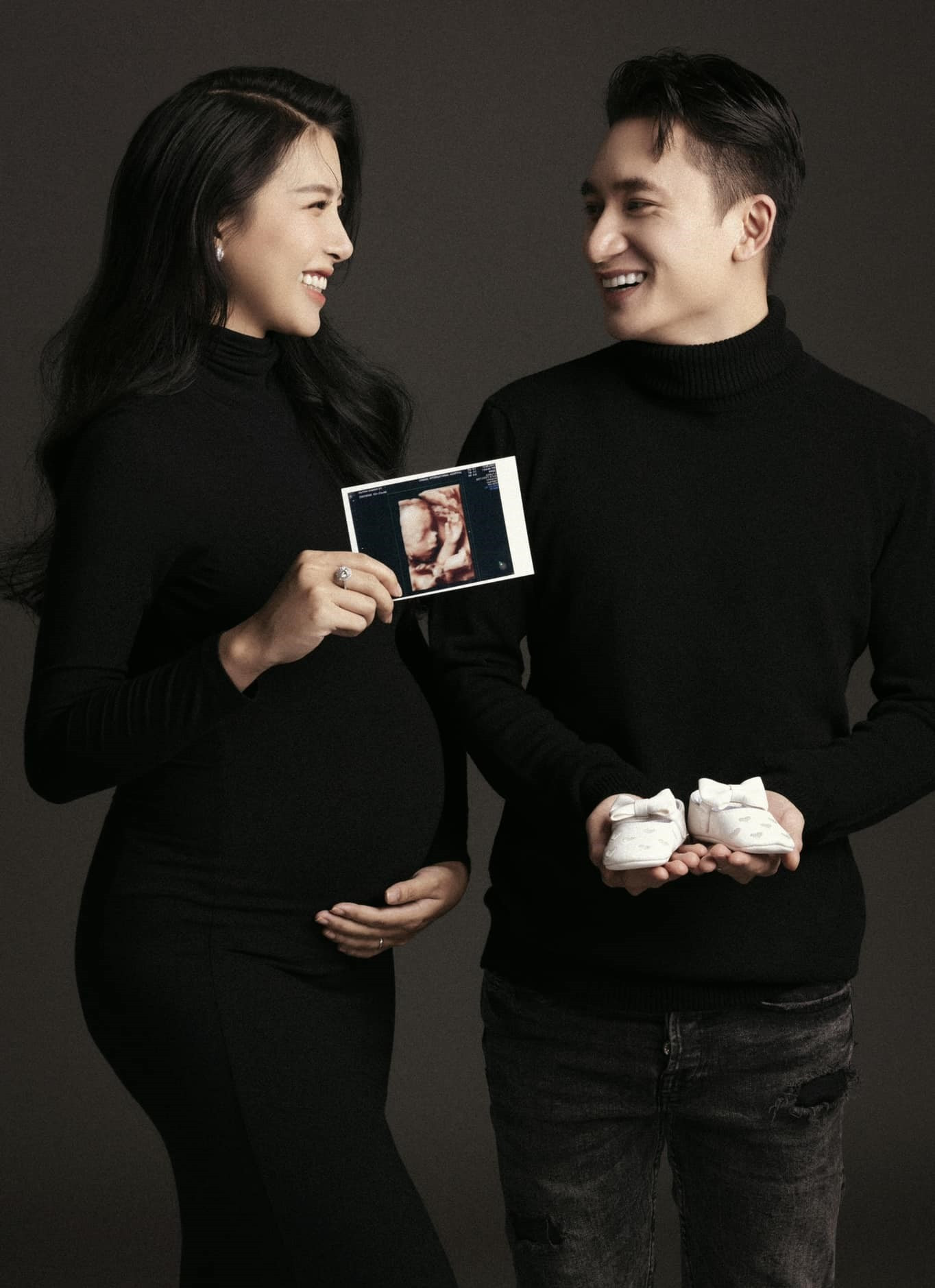 Bức ảnh kỷ niệm của hai vợ chồng với đôi giày bé gái đã &quot;ngầm&quot; xác định giới tính của con.