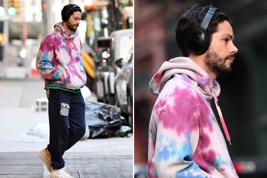 Dylan O'Brien rời khỏi khu căn hộ nơi Taylor Swift đang sống. Dylan O'Brien rời khỏi khu căn hộ nơi Taylor Swift đang sống.