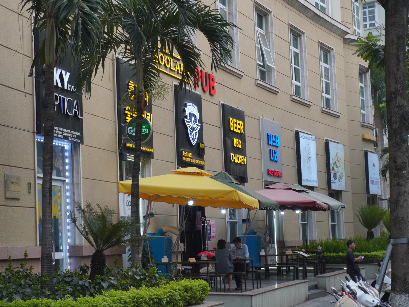 Hai tuyến phố Đỗ Đình Thiện và Trần Văn Lai chỉ dài khoảng 1 km nhưng có tới hơn 30 quán đồ ăn Hàn đa dạng tha hồ cho bạn lựa chọn.