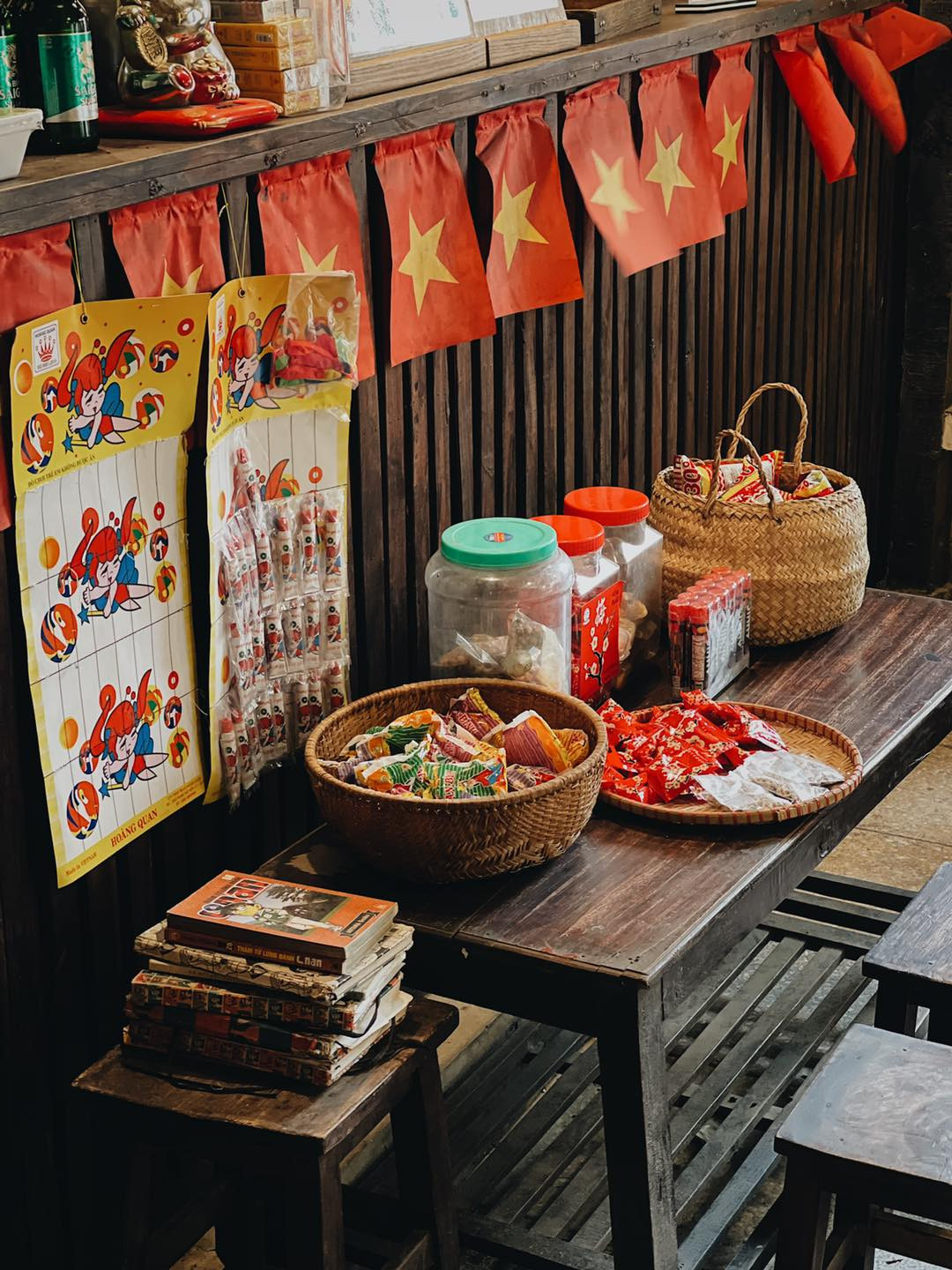 Những cuốn truyện tranh cũ cùng các món ăn vặt tuổi thơ khiến ta nhớ lại thời "khăn quàng đỏ". Ảnh: Căng Tin Những cuốn truyện tranh cũ cùng các món ăn vặt tuổi thơ khiến ta nhớ lại thời "khăn quàng đỏ". Ảnh: Căng Tin