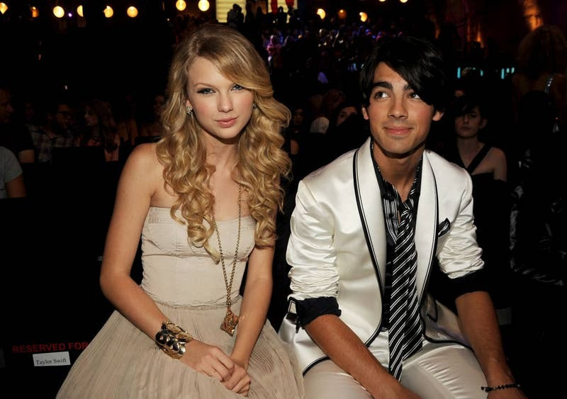 Taylor Swift và Joe Jonas từng hẹn hò năm 2008. Taylor Swift và Joe Jonas từng hẹn hò năm 2008.