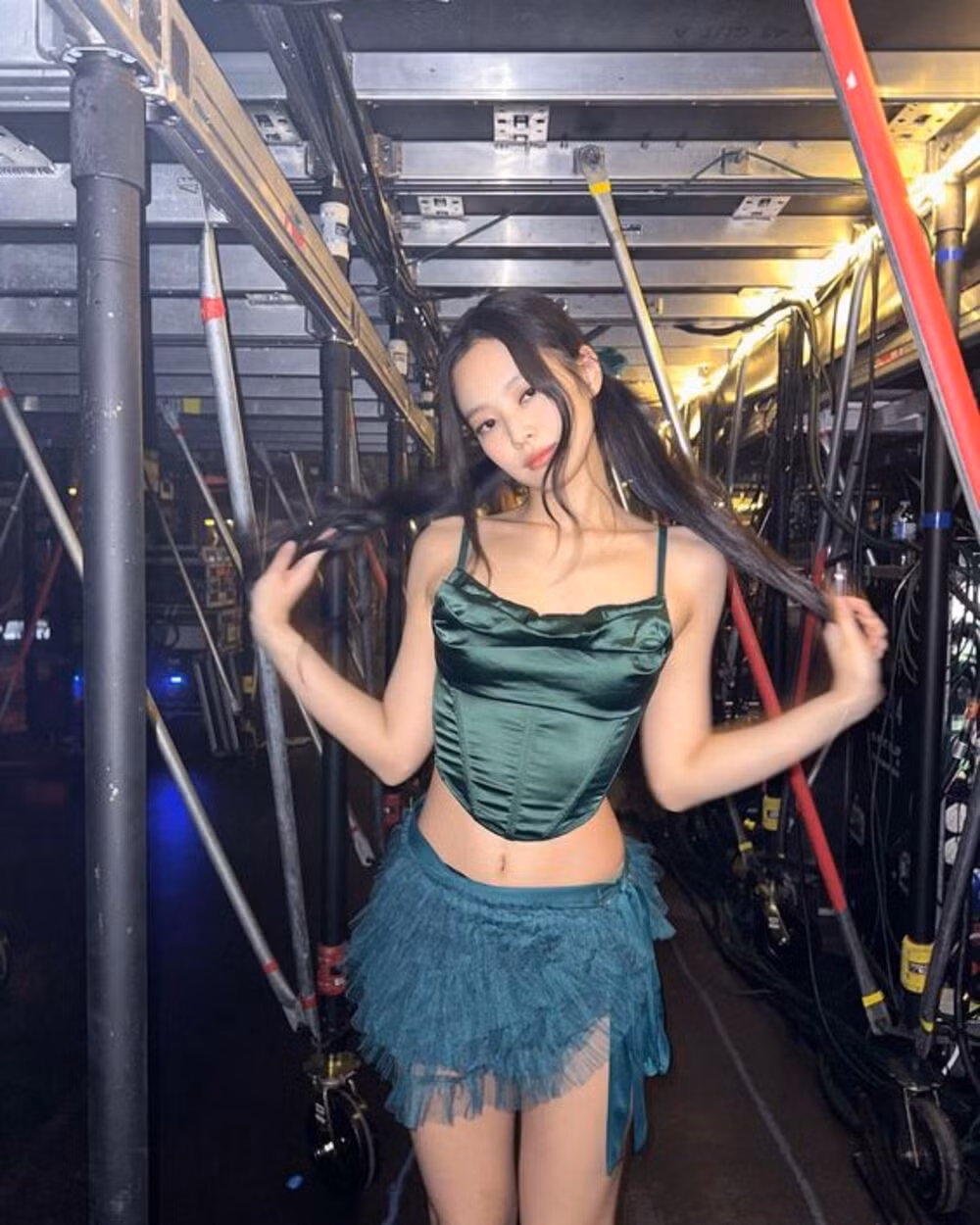 Ở các tông màu tối, Jennie vẫn giữ được nét thướt tha của xu hướng thẩm mỹ balletcore khi kết hợp với áo dáng corset vải sa-tanh bóng.