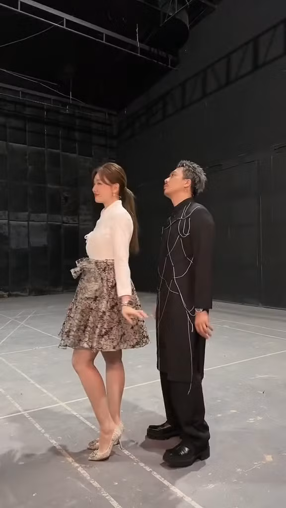 Những chi tiết nhỏ như "ngầm" khẳng định quan hệ tình cảm tốt đẹp của cặp đôi.