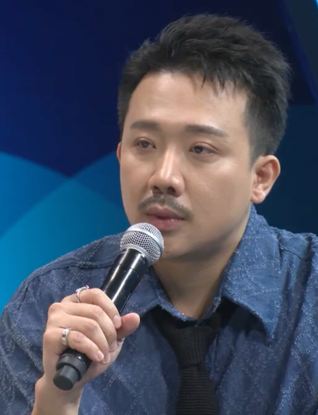 Trấn Thành cố gắng bình tĩnh trước những chia sẻ xúc động của khách mời. Trấn Thành cố gắng bình tĩnh trước những chia sẻ xúc động của khách mời.