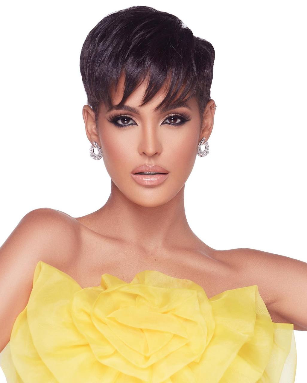 Dù còn khá trẻ nhưng cô lại sở hữu thành tích ấn tượng tại các sân chơi nhan sắc. Dù còn khá trẻ nhưng cô lại sở hữu thành tích ấn tượng tại các sân chơi nhan sắc.