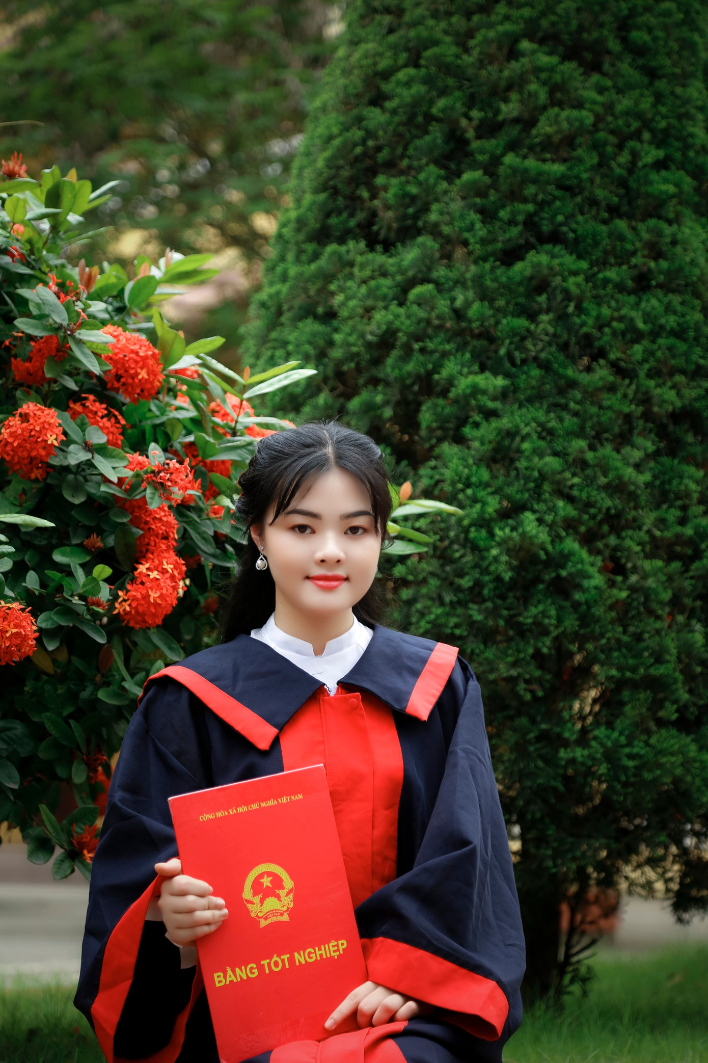 Ngoài học trên lớp và luyện đề ở nhà, Vân Anh còn chăm chỉ xem các bài giảng trên mạng để biết thêm cách tư duy và giải đề. Ảnh: NVCC