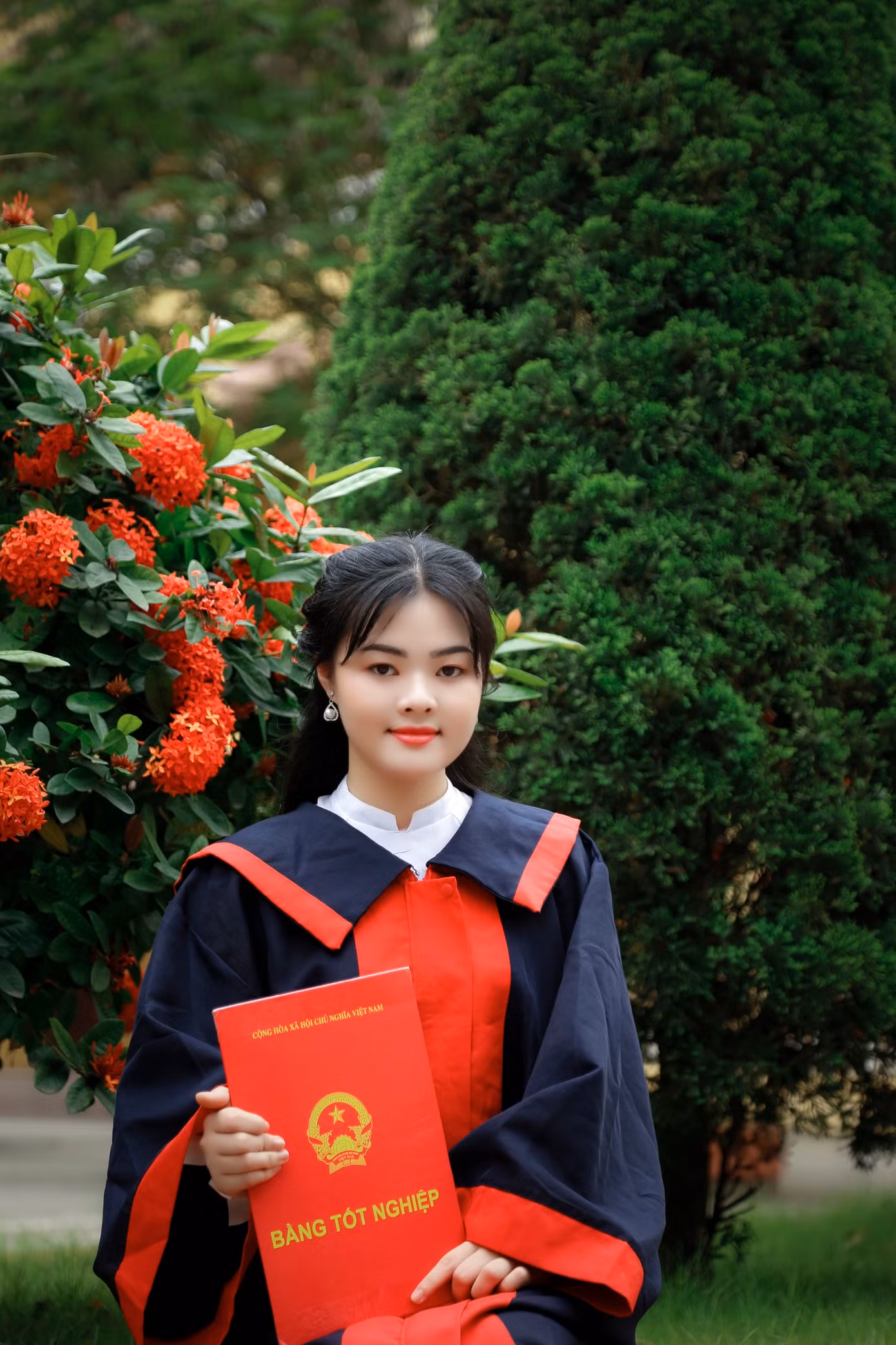 Ngoài học trên lớp và luyện đề ở nhà, Vân Anh còn chăm chỉ xem các bài giảng trên mạng để biết thêm cách tư duy và giải đề. Ảnh: NVCC