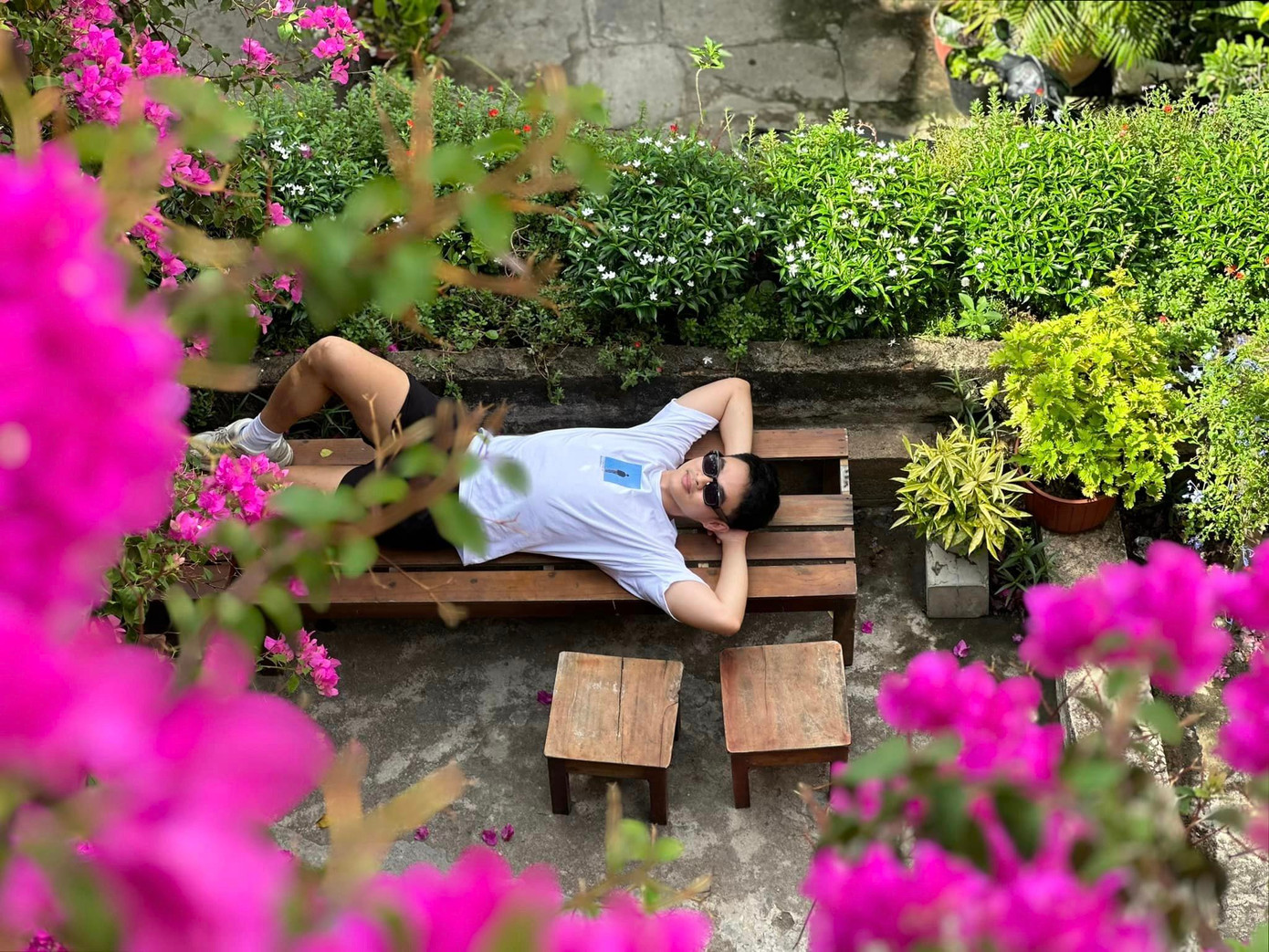 Nằm hẳn ra để review quán café. Nguồn: Tạ Quốc Kỳ Nam Nằm hẳn ra để review quán café. Nguồn: Tạ Quốc Kỳ Nam