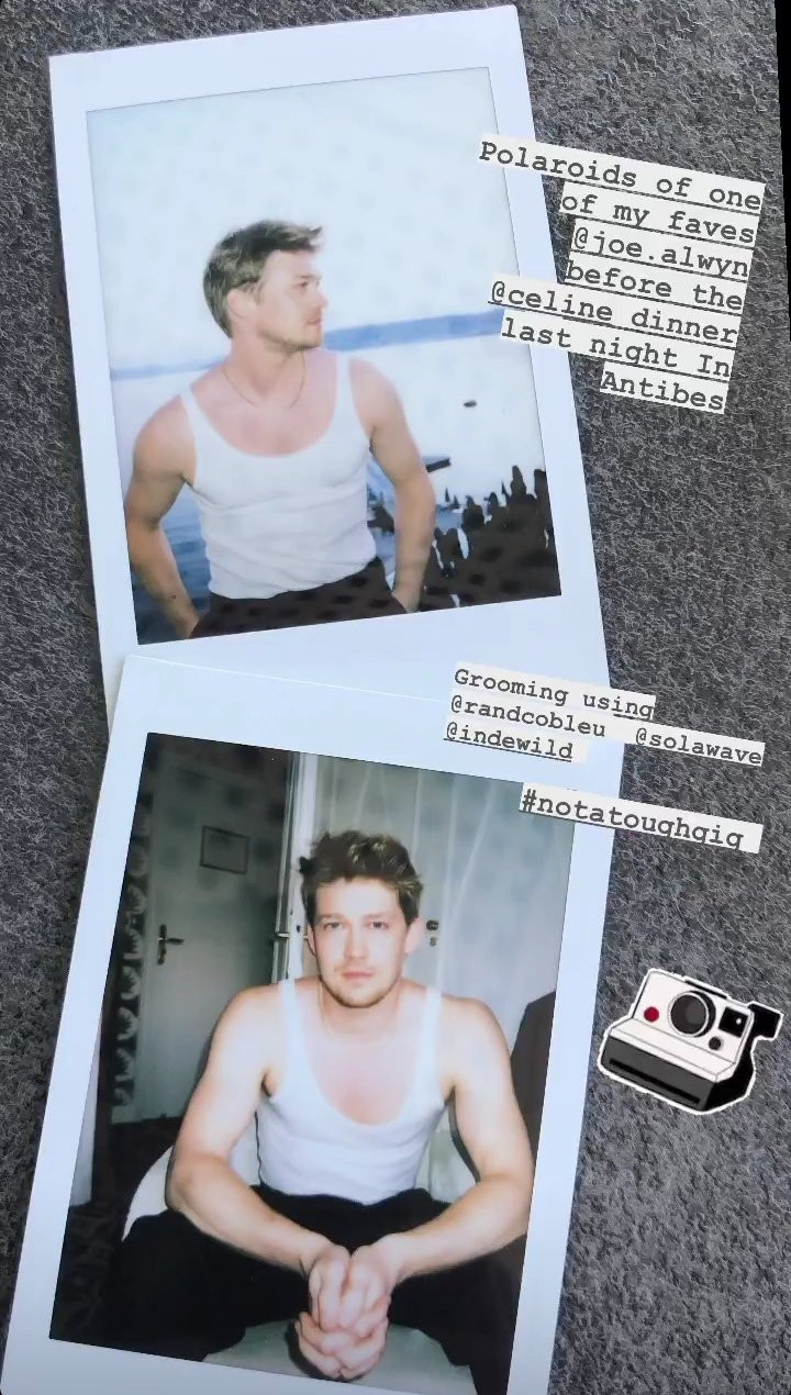 Joe Alwyn trong bức ảnh polaroid của một người bạn.