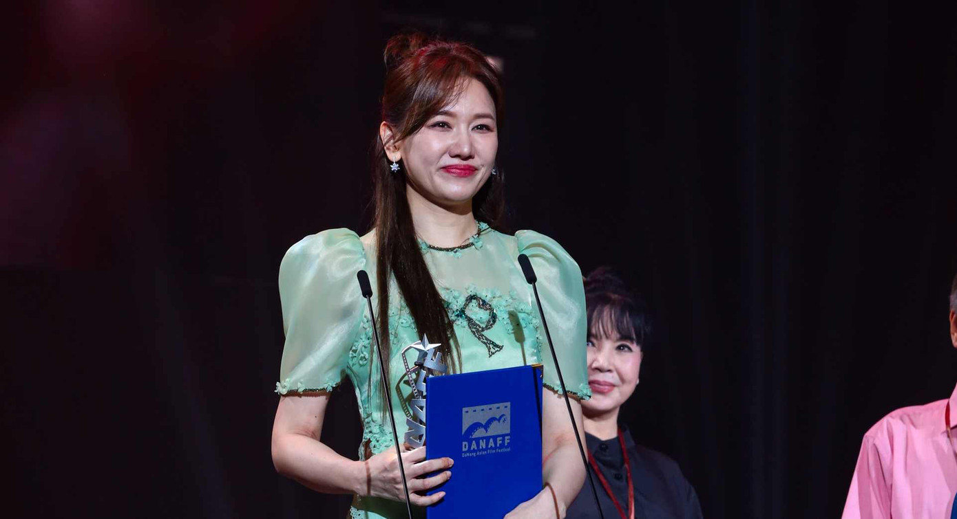 Hari Won lên tiếng phát biểu thay mặt chồng tại Liên hoan phim.