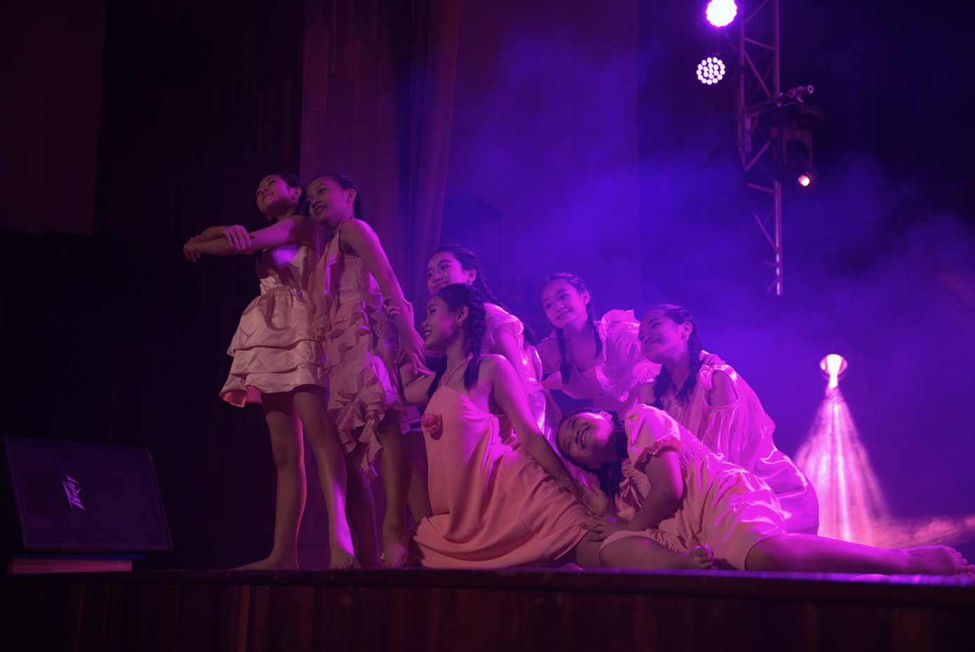 Nhóm nhảy MANIA YOUNG đưa khán giả về một thời tuổi thơ vô lo, vô ưu.