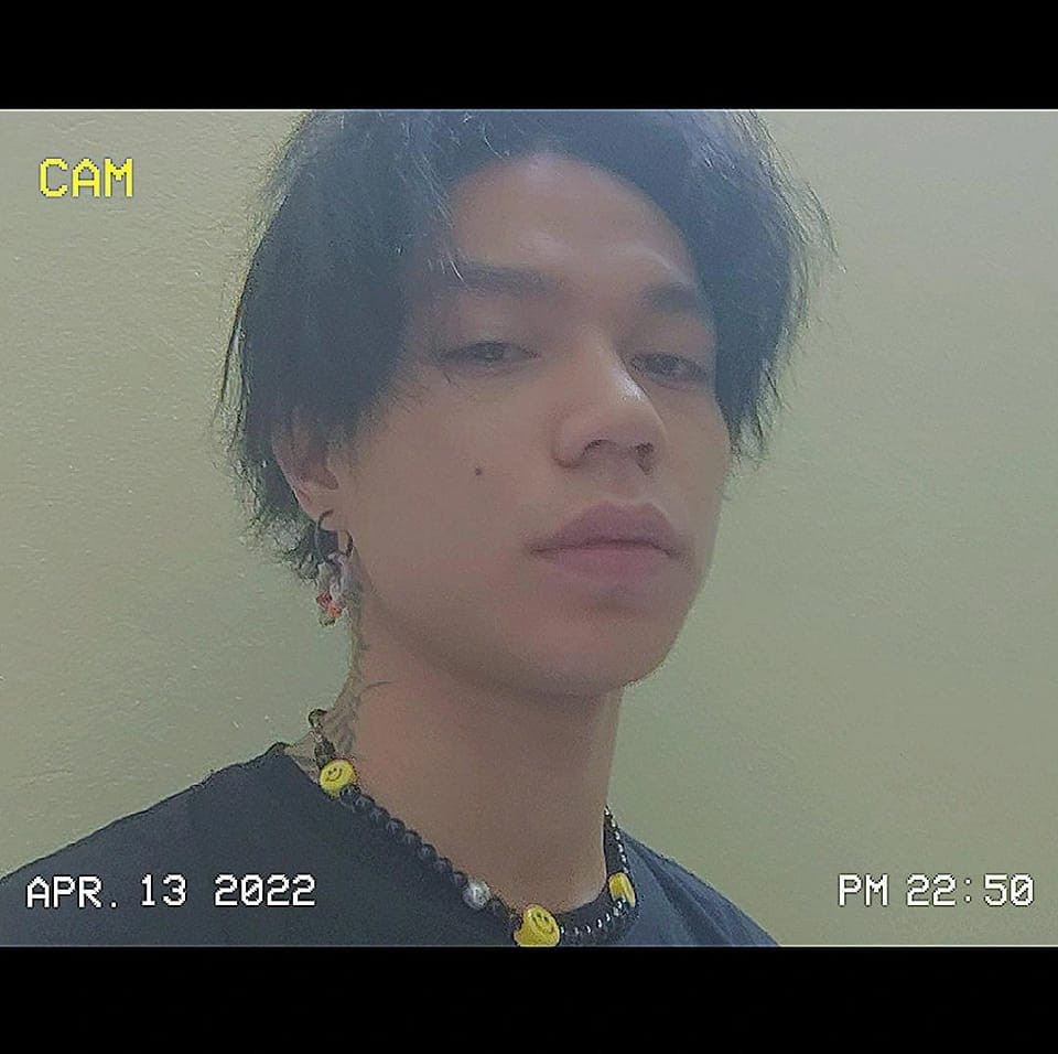 Nega sở hữu gương mặt góc cạnh đầy cá tính cùng phong cách thời trang ấn tượng.