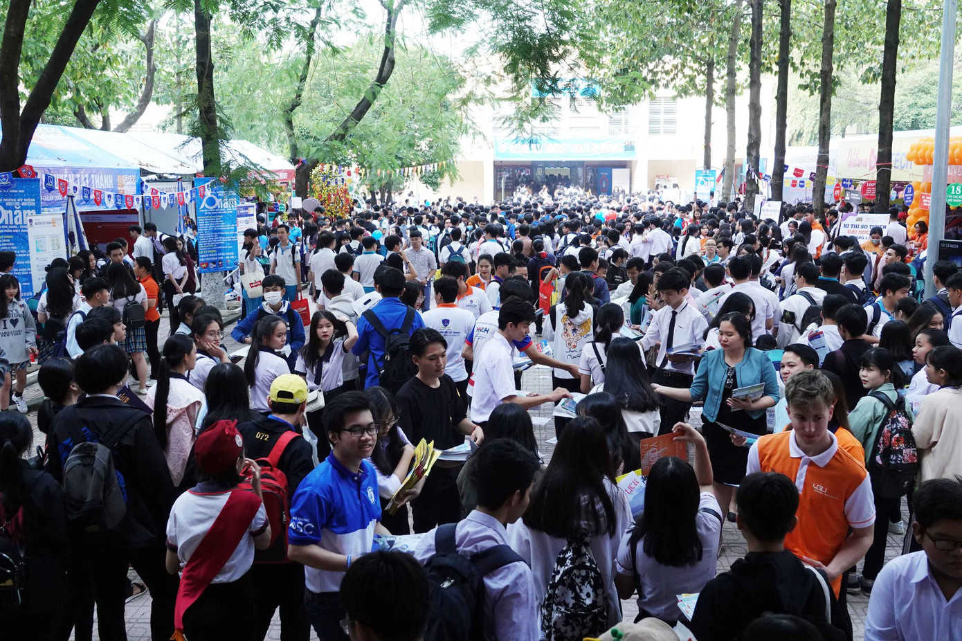 Đông đảo các bạn học sinh đến tham dự khai mạc chương trình Tư vấn mùa thi năm 2023 do Báo Thanh Niên phối hợp Bộ GD&amp;ĐT tổ chức. Ảnh: Đào Ngọc Thạch