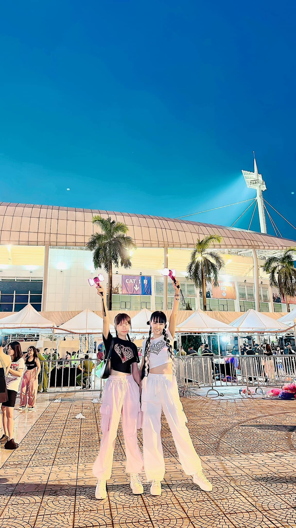 Cặp &quot;Chị mẹ em con&quot; (286K followers TikTok) với combo quần ống hộp phối với áo croptop.