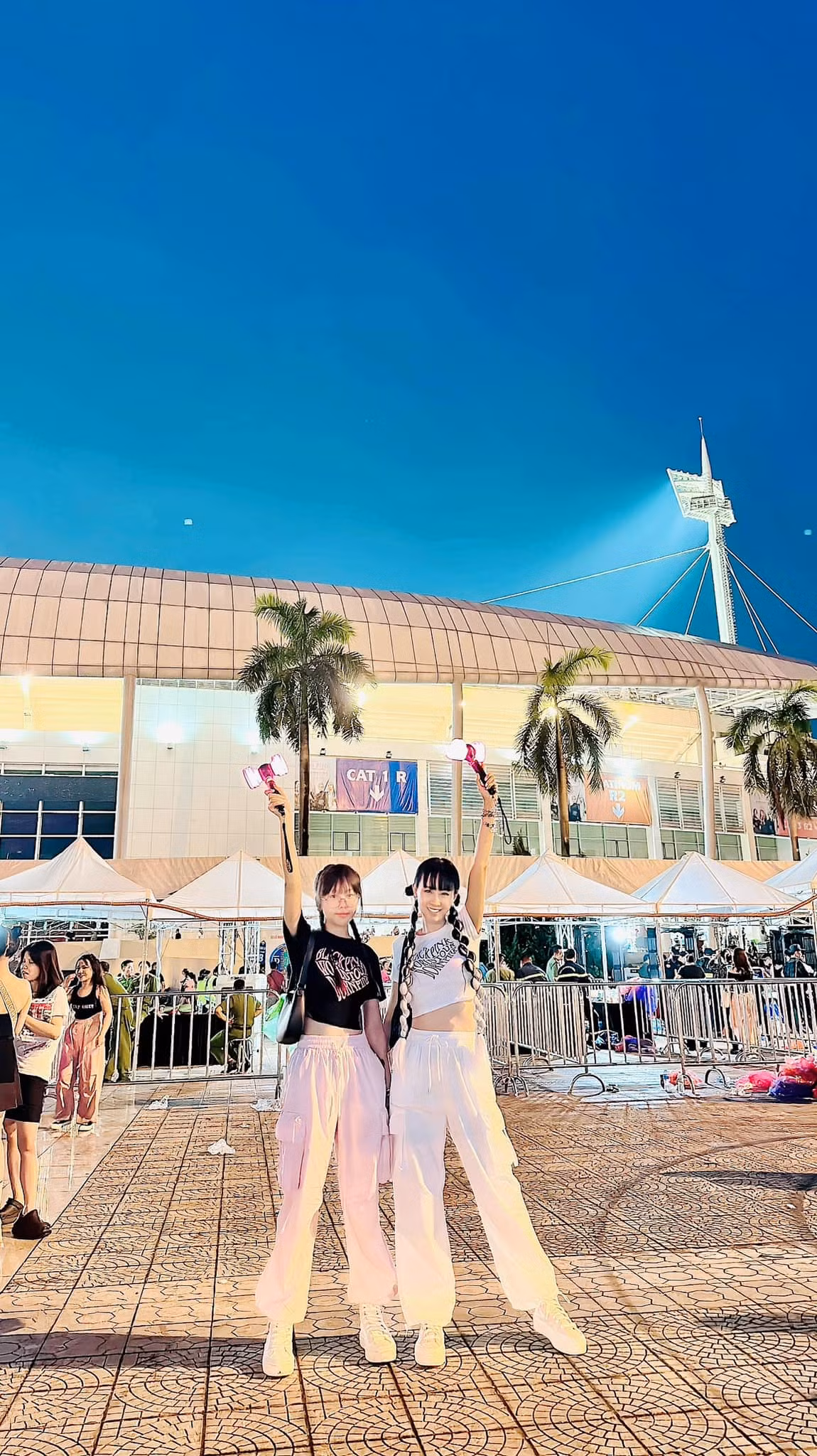 Cặp "Chị mẹ em con" (286K followers TikTok) với combo quần ống hộp phối với áo croptop.